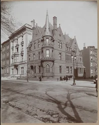 The George Jay Gould residence and neighboring houses at 5th Avenue und 67th Street, New York